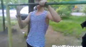 鉄棒で変な体勢のまま戻れなくなったwwwww