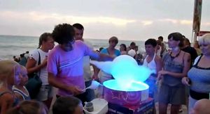 踊るわたあめ職人