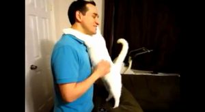 どうやって教えたの??ハグして両頬にキスしてくれる猫
