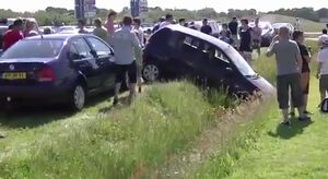 【事故】あぜ道の横に落ちてしまった車を牽引したらその勢いでまた衝突www
