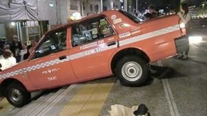 【動画有り】スカイツリーの階段にタクシーが引っかかる…助かった後に運転手は挨拶もせずに去って行く しかも一方通行を逆走