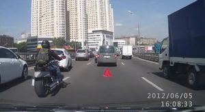 パトカーがドアを開けたところにバイクが・・・!