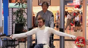 【ドッキリ】両腕ギプスの男性、その両腕を破壊されるwww