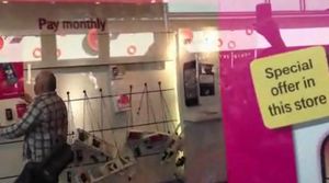 ブチギレて携帯ショップを破壊し消火器を撒き散らす男性