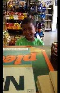万引きが見つかってしまい泣きながら懇願する少年