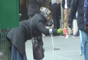 障害者のふりをしてお金をもらいまくるひどい女性