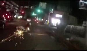 火花を散らして派手に転ぶスクーターの女性
