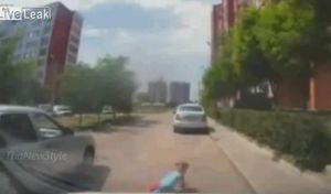 母親の後を追い道路に飛び出した子供が車に撥ねられる