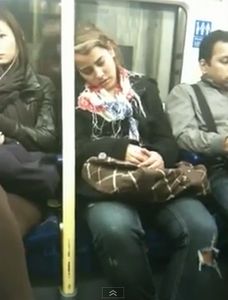 これは恥ずかしいけど可愛いw電車で寝ていた女性が…w