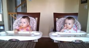 パパのギターでノリノリになる双子ちゃんが超可愛い!
