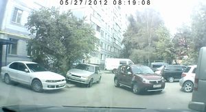 【小ネタ】これはひどいwww駐車場で誘導してくれてる友達を轢いて逃走www