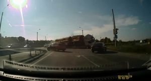【おそロシア】大型トラックが転倒し、いっぱい積んでた丸太をまき散らす!!!