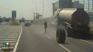 ロシアの高速道路ででっかいタイヤがゴロゴロ・・・