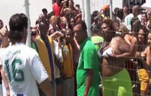 【サッカー】犬神家のポーズで猛アピールするピザ女サポーターwwwww