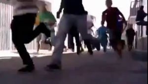 【牛追い祭り】牛じゃなく壁に突っ込んで自滅する女性wwwww