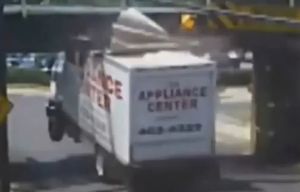 【交通】高さ制限を守れないトラックやバスwwwww