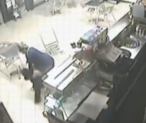強すぎるwww強盗を撃退するバーテンダーの女性!!!
