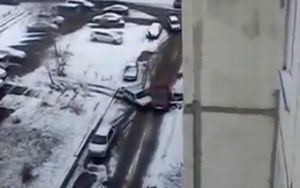 【ロシア】泥酔オッサンが車ぶつけて逃走しようとする!!!