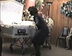 カワイソス・・・あまりの悲しみでイカレちゃった老婆!!!!!