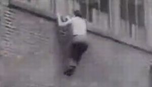 なんと!!!1930年代にもパルクールやってる人がいた!!!!!