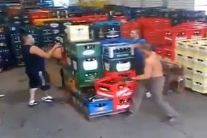 はえーwwwビールケースを種類ごとに仕分けする男たち!!!!!
