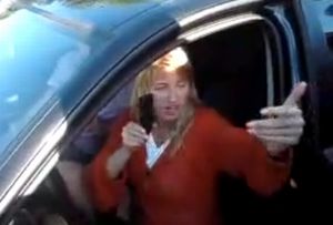 ぶwww再生開始1秒でベロベロだとわかるBMWの女がとっても厄介wwwww