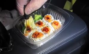 【いたずら】タバスコの1000倍辛いソースを嫁の寿司にぶっかけて食わせたったwwwwwwww