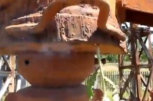 【危険】ラジオの電波塔に草を押し付けると・・・!!!!!