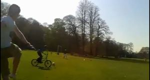 【小ネタ】サッカーボール蹴ったらちょうど通った自転車にヒット!