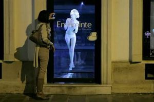 【動画】夜毎のパリに現れる、下着姿のホログラム美女