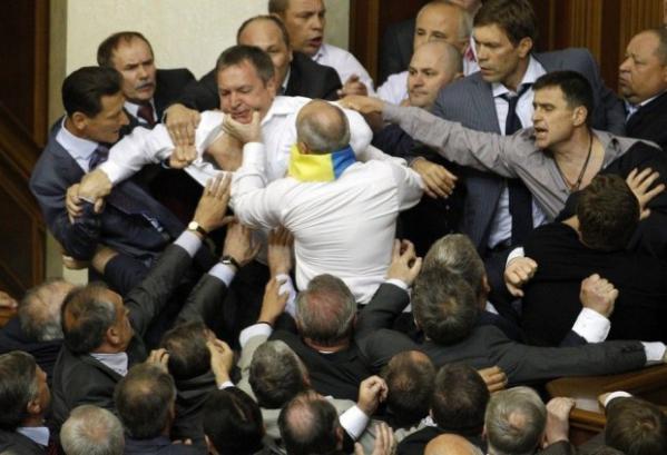 parlamentukrainabijatyka02.jpg