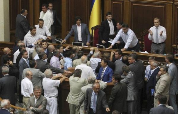 parlamentukrainabijatyka03.jpg