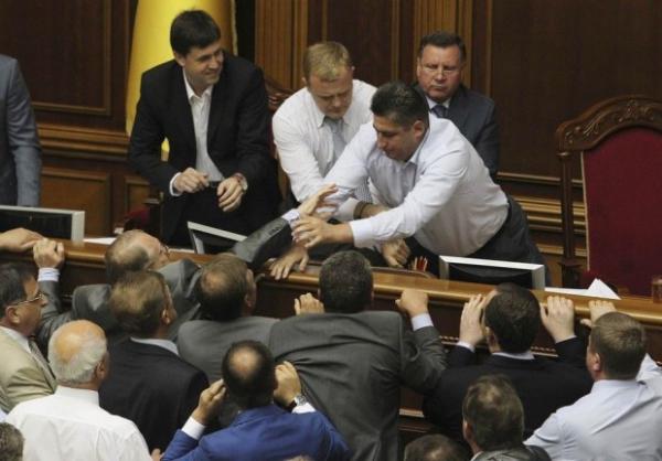 parlamentukrainabijatyka04.jpg
