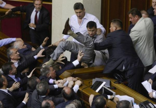 parlamentukrainabijatyka06.jpg