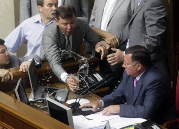 parlamentukrainabijatyka07.jpg