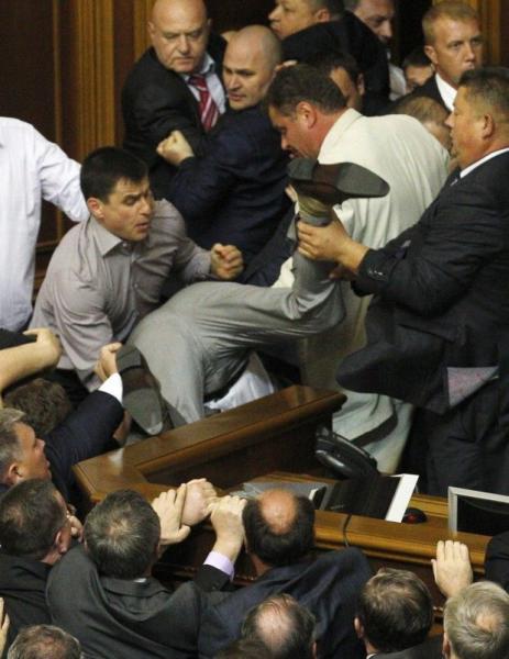 parlamentukrainabijatyka08.jpg