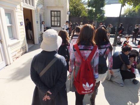後ろを