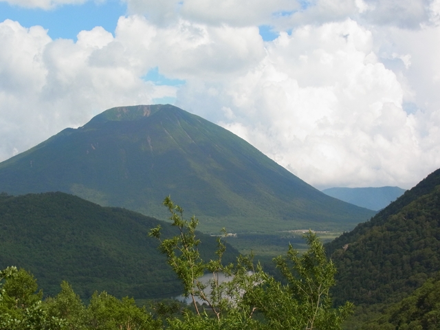男体山
