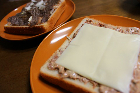 カツオの缶詰でトースト2