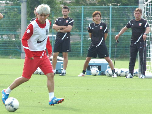 けしからん もっとやれ サッカー 浦和 柏木陽介の 青髪 にペトロヴィッチ監督 女の子に人気があり過ぎるからわざとあんな髪型にしたとしか思えない