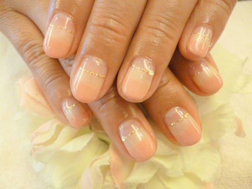 春のwフレンチジェルネイルデザイン　ピンク　ベージュ　2色の組み合わせ　淡いカラー　ゴールドラメライン　ストーン　ワンポイント