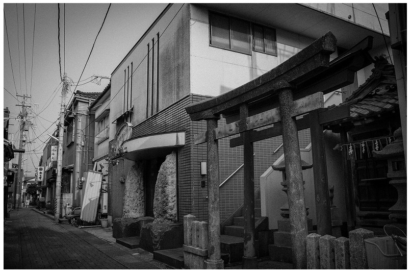 monochrome・小路