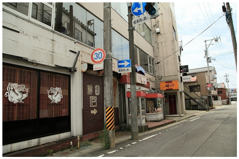 銀座通りからの小路、開運橋方面