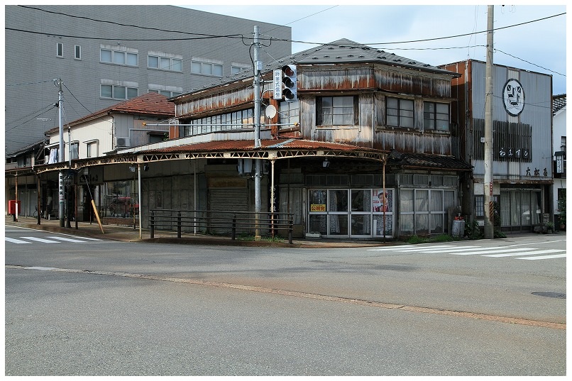 駅前通り、山王交差点