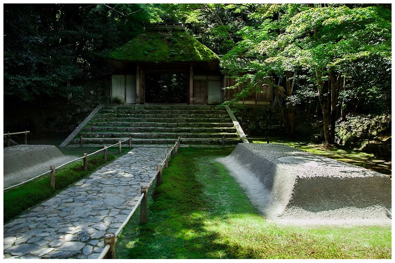 法然院山門裏と白砂壇