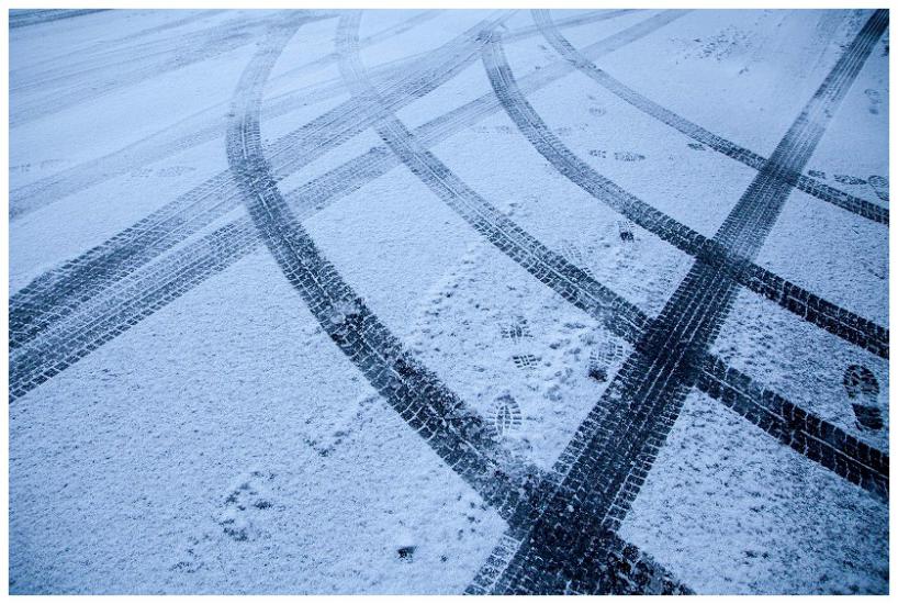 雪、タイヤの痕