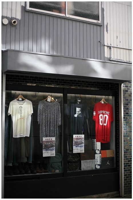 窓辺のTシャツ