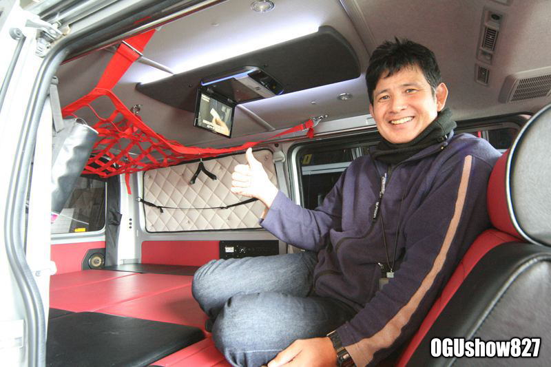 アルパイン フリップダウンモニター LED間接照明付ステー オーダー製作 200系ハイエースDXバン