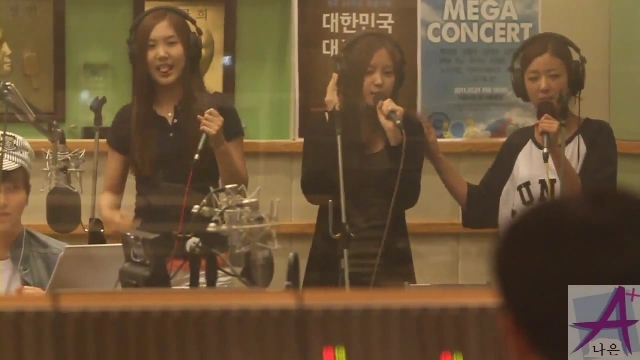 APink@Kiss The Radio(110712)_3