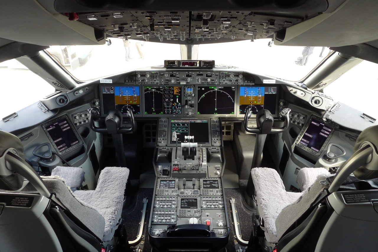 boeing-787-cockpit-airbus-a350-xwb-vs-boeing-787-dreamliner-private